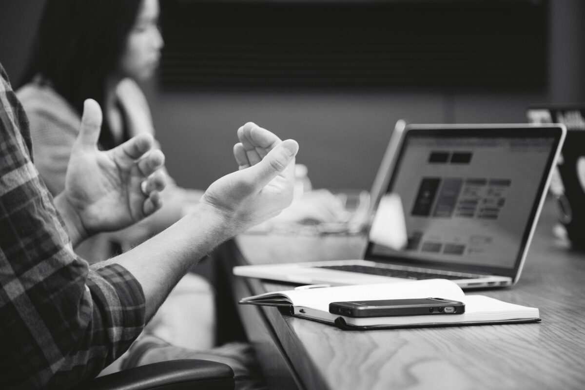 Groupe de personne qui travail et échanges lors de la formation